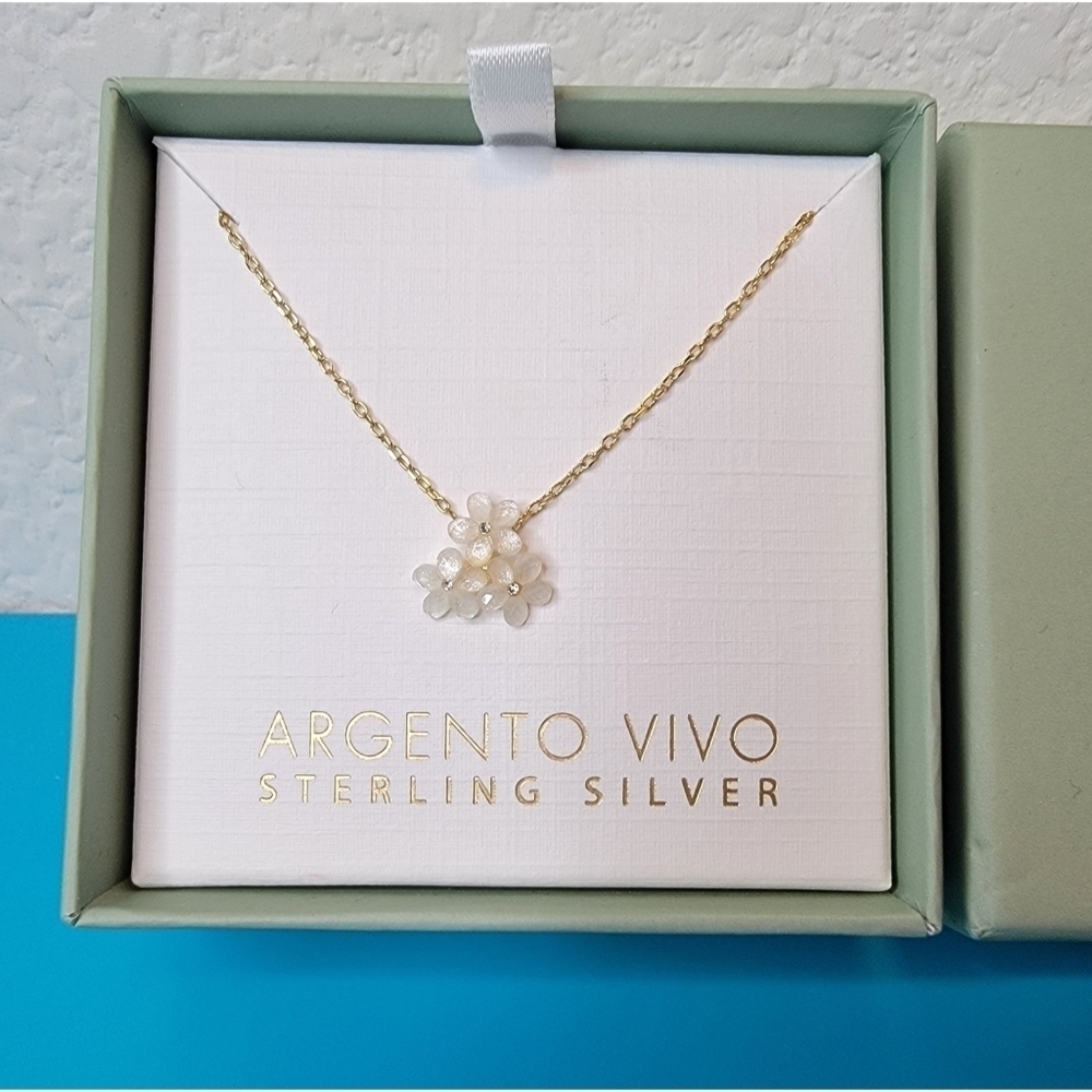 NIB Elegant Mother of Pearl Flower Necklace with Crystals